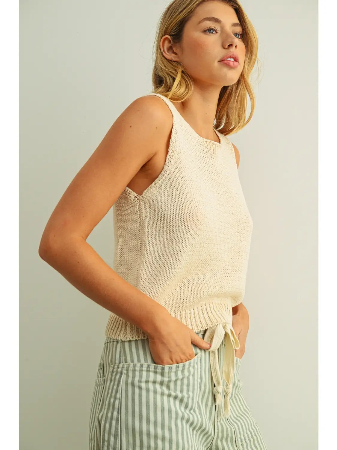 Sleeveless Roundneck Knitted Top