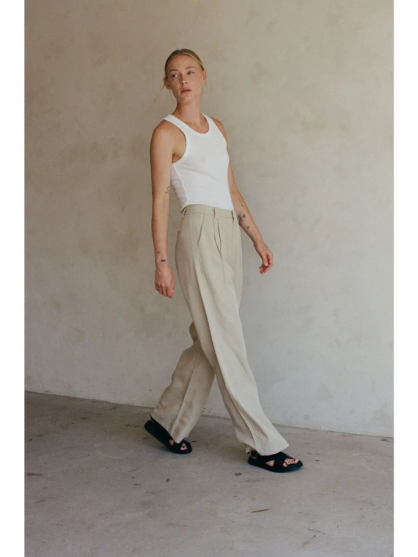 Ribbed Round Neck Sleeveless Tank Top