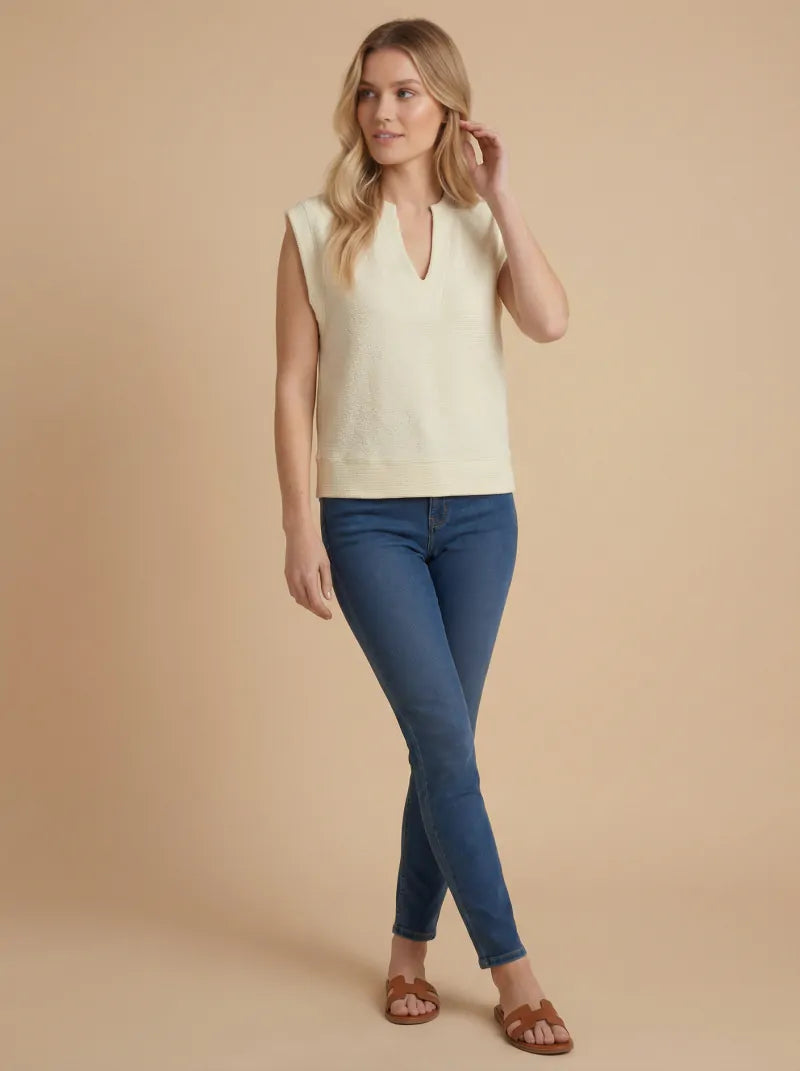 Cloudy Knit V-Neck Sleeveless Round Top
